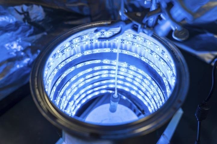 Triggering artificial photosynthesis to clean air